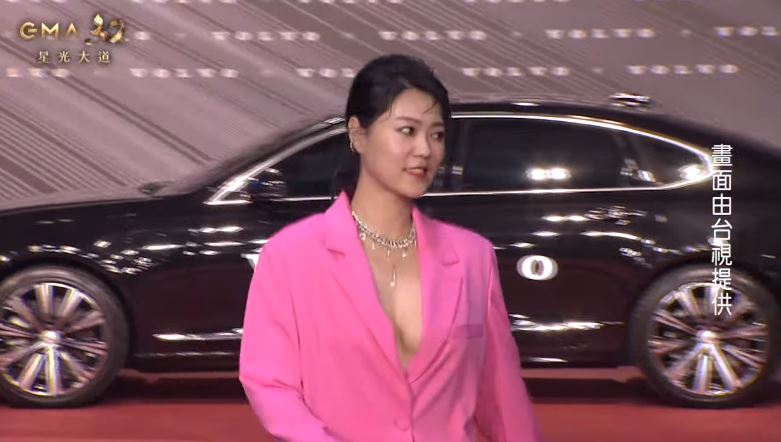 金曲红毯／好身材不藏了！曹雅雯里面没穿　红毯晒绝美胸型 时尚资讯 图2张