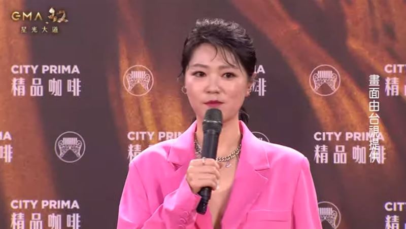 金曲红毯／好身材不藏了！曹雅雯里面没穿　红毯晒绝美胸型 时尚资讯 图1张