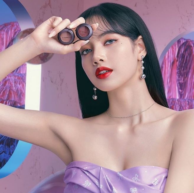 性感挖洞太狂！Lisa晒“两片雪嫩肌”美腿交缠网全暴动 时尚资讯 图3张