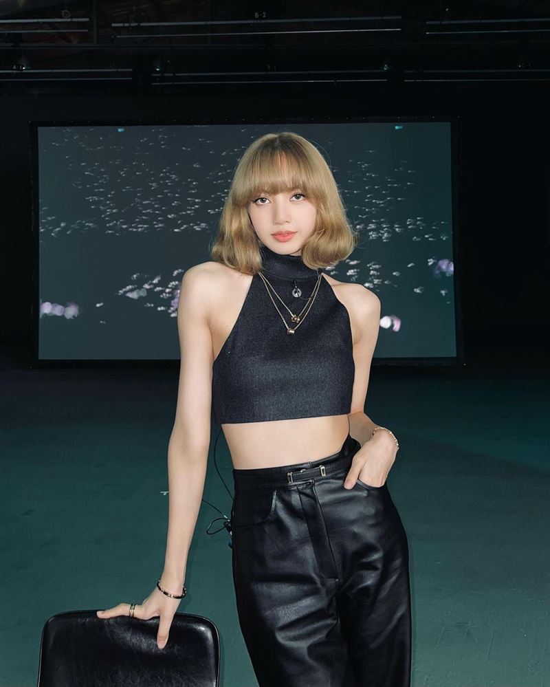 性感挖洞太狂！Lisa晒“两片雪嫩肌”美腿交缠网全暴动 时尚资讯 图1张