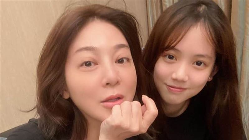 “国民岳母”晒女儿首“出卖”全身比基尼！娇躯美腿完整曝 时尚资讯 图1张