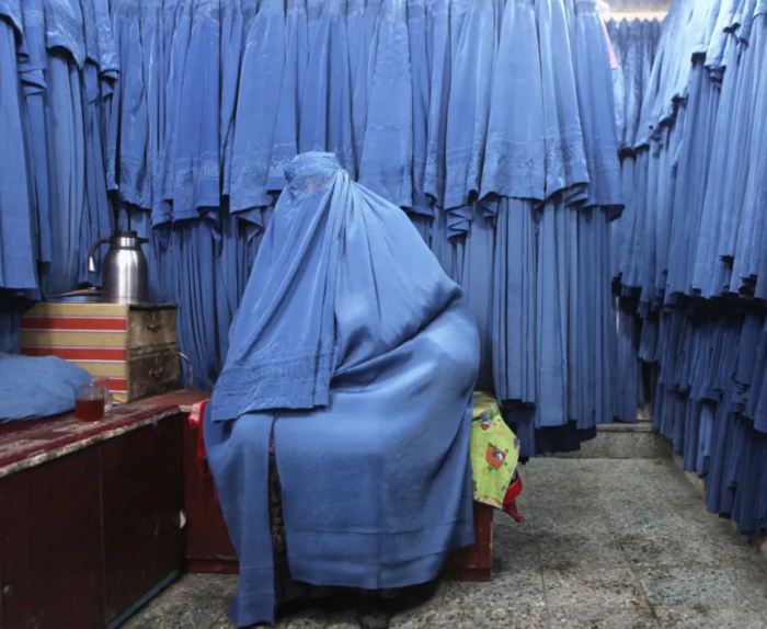 生活｜禁止笑出声、露出脚踝被鞭打，阿富汗女性禁令超严苛！ 更多热点 图2张