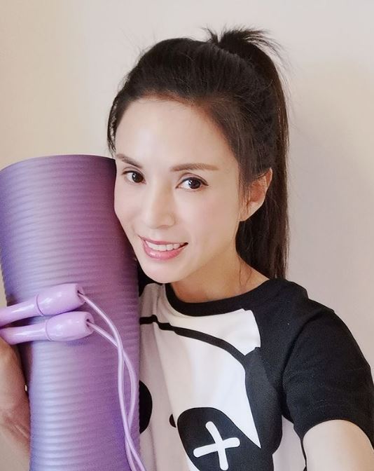 最美小龙女曝33年前青涩照！出道前当空姐模样美翻众人 时尚资讯 图5张