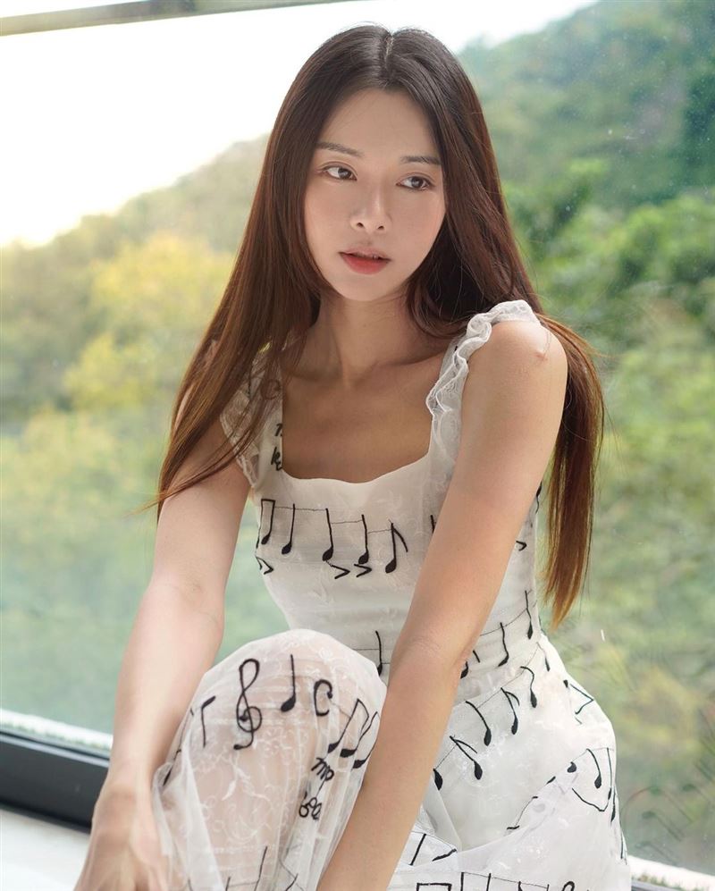 钢琴女神“封胸宣言”破功！瀑布湿身诱惑：蜜臀失守泄春光 时尚资讯 图1张