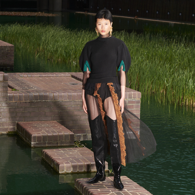News｜到处是洞的服装设计，日本独立潮牌Toga也和H&M合作了！ 更多热点 图1张