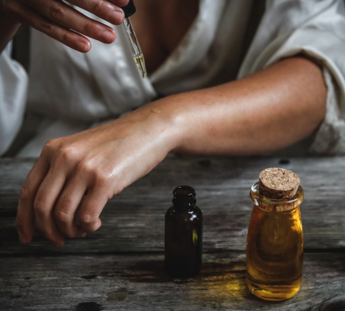 生活｜别过度迷信精油功效，5件不该用精油做的事！ 更多热点 图4张