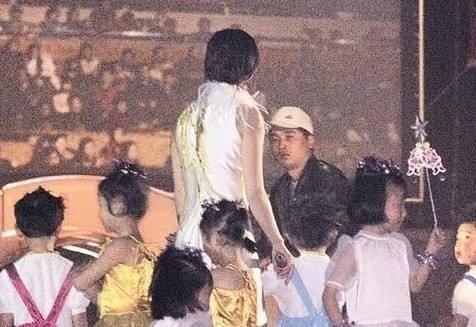 赵薇当年舞台上被泼粪…真相曝光“被卖还帮数钱” 时尚资讯 图3张
