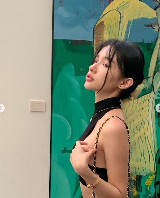 中国台湾最辣双胞胎！“挂脖露背装”扭S腰　大面积肉色引暴动 时尚资讯 图2张