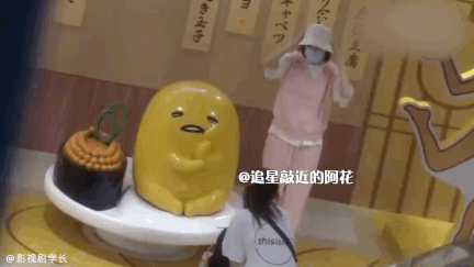 迪丽热巴下班路透照曝光！ 模仿玩偶摆可爱造型…有反差萌！ 娱乐资讯 图3张