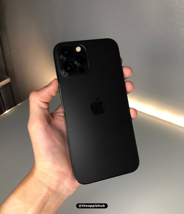 News I 苹果最酷颜色回归！iPhone 13 Pro 最新配色有哑光黑？ 更多热点 图3张