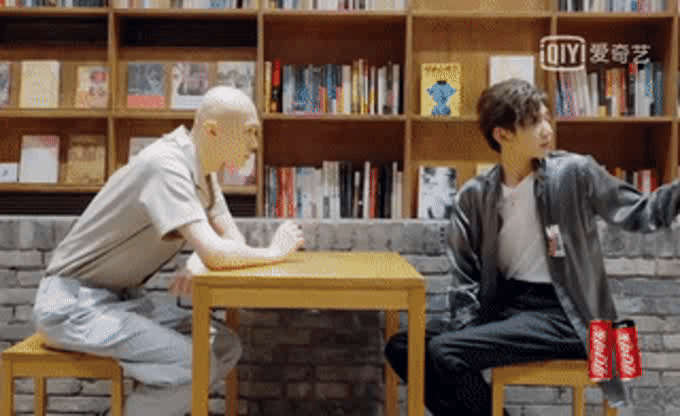笑疯了！ 王源误将梁森当成和尚...双手合十鞠躬 表情超虔诚 娱乐资讯 图2张