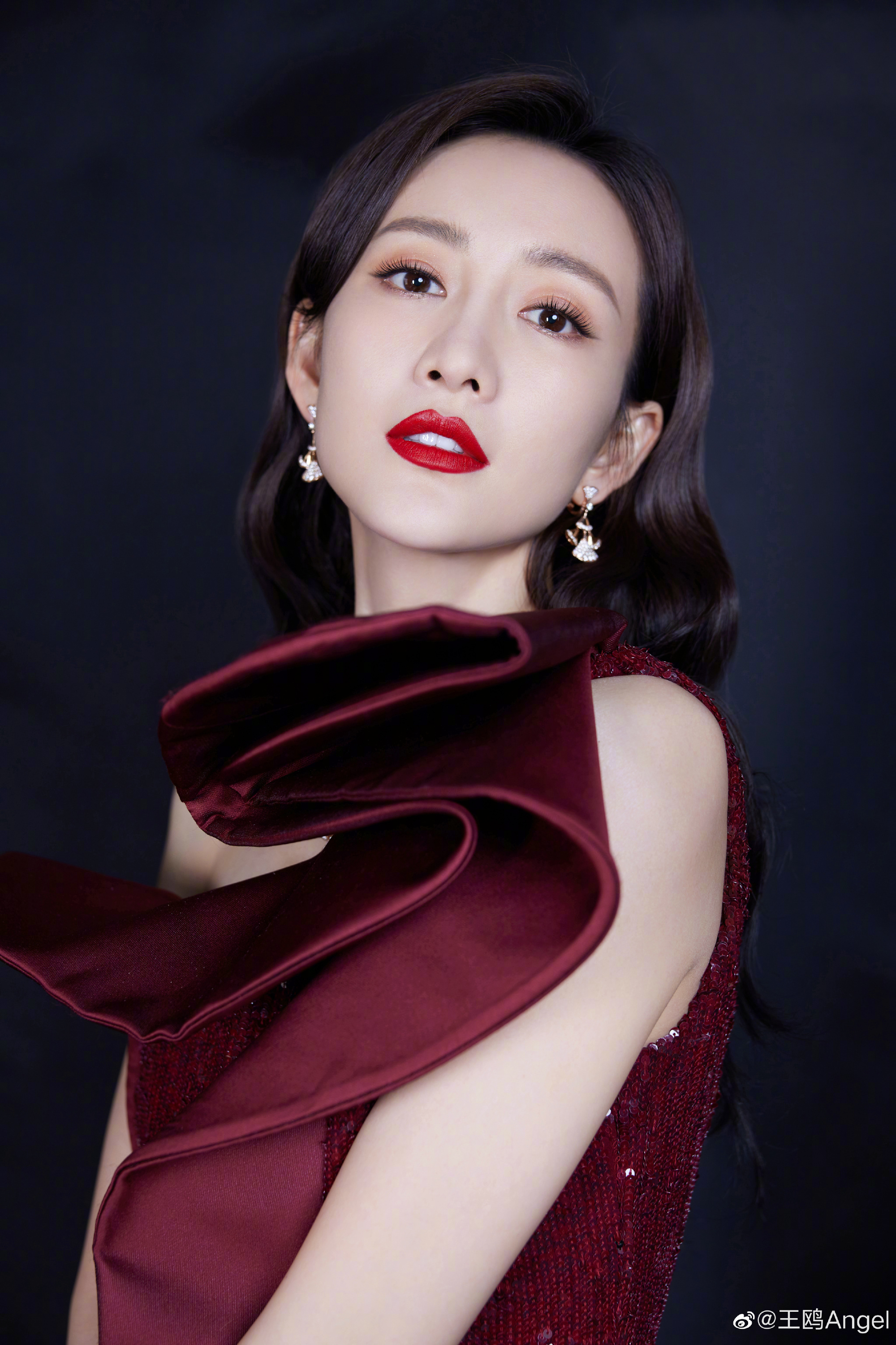王鸥疑恋情曝光！ 与神秘男同回酒店过夜...掐腰、挽手超亲密 娱乐资讯 图1张