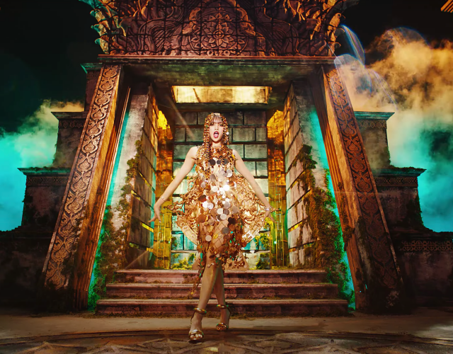 Style｜女王《LALISA》终于来了，3分钟MV里狂换超过10个造型！ 更多热点 图10张