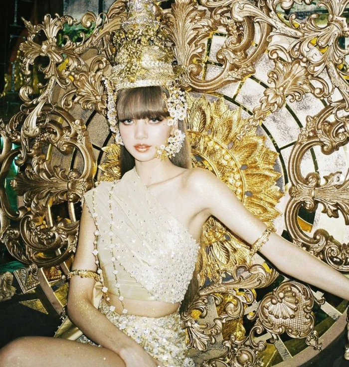 Style｜女王《LALISA》终于来了，3分钟MV里狂换超过10个造型！ 更多热点 图9张