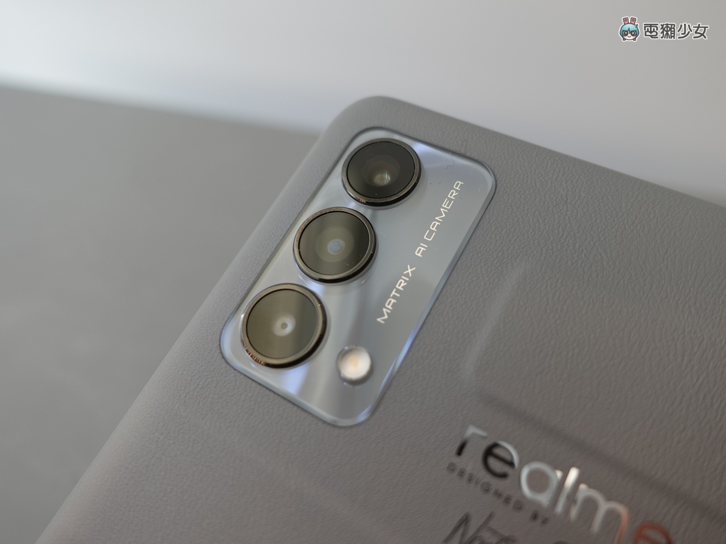 出门｜带‘ realme GT 大师版 ’街拍拍起来！行李箱外壳设计超吸睛 手感意外非常好 售价新台币 11,990 元起 数码科技 图6张