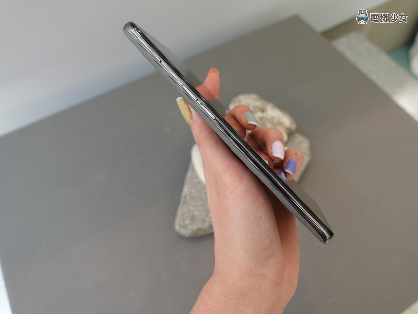 出门｜带‘ realme GT 大师版 ’街拍拍起来！行李箱外壳设计超吸睛 手感意外非常好 售价新台币 11,990 元起 数码科技 图3张