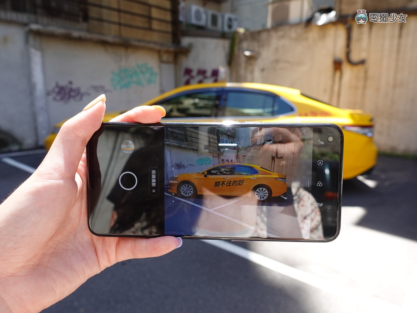 出门｜带‘ realme GT 大师版 ’街拍拍起来！行李箱外壳设计超吸睛 手感意外非常好 售价新台币 11,990 元起 数码科技 图7张