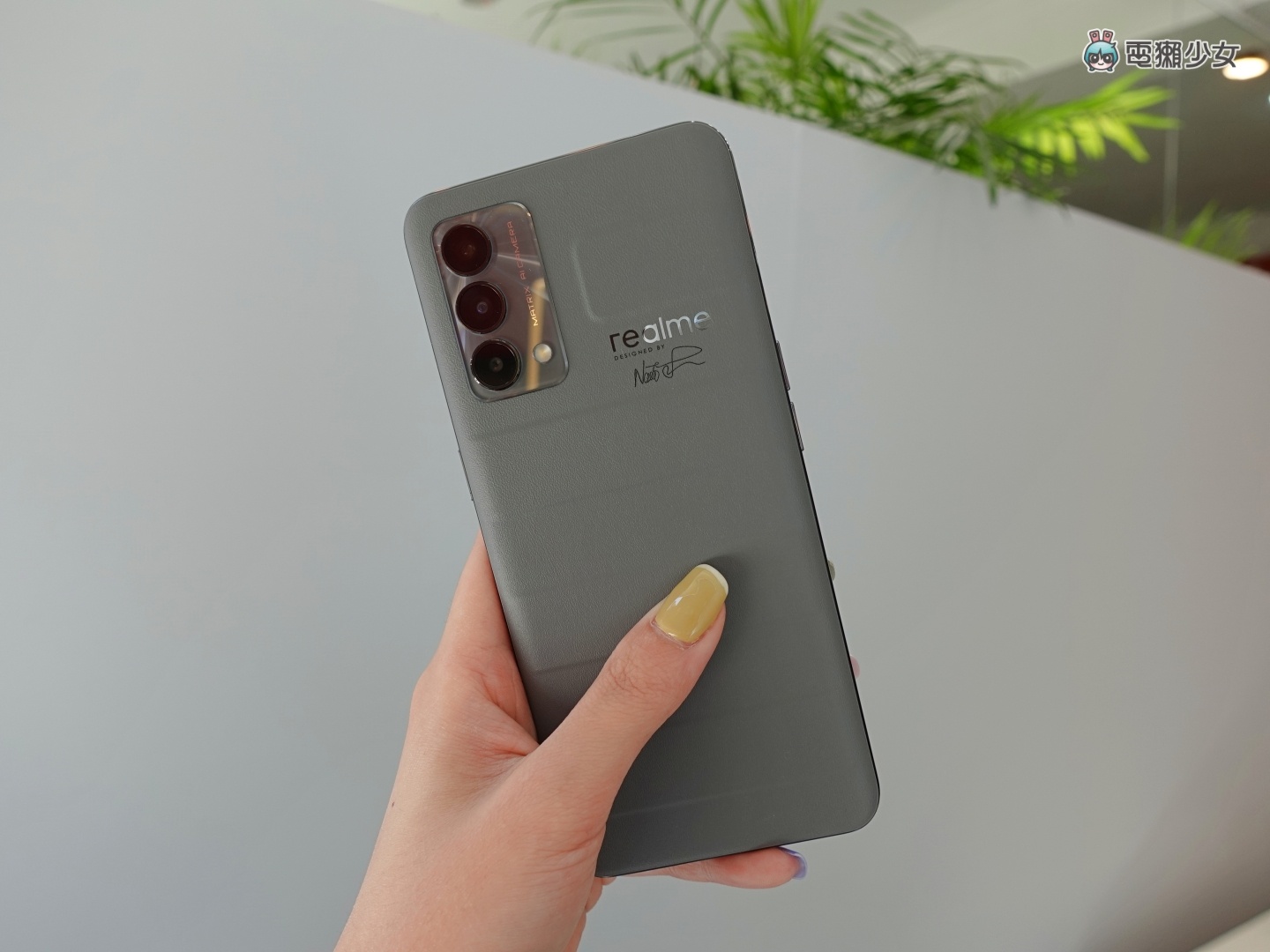 出门｜带‘ realme GT 大师版 ’街拍拍起来！行李箱外壳设计超吸睛 手感意外非常好 售价新台币 11,990 元起 数码科技 图1张
