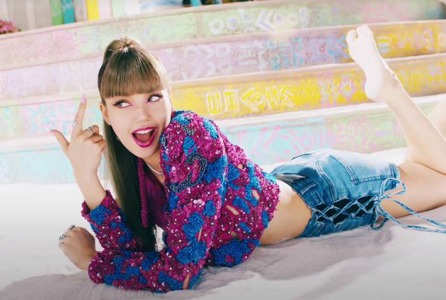 Style｜女王《LALISA》终于来了，3分钟MV里狂换超过10个造型！ 更多热点 图6张