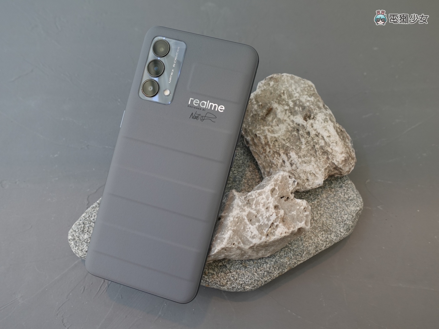 出门｜带‘ realme GT 大师版 ’街拍拍起来！行李箱外壳设计超吸睛 手感意外非常好 售价新台币 11,990 元起 数码科技 图2张