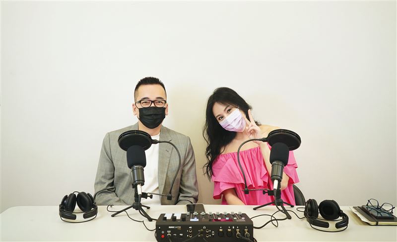 惊世夫妻合体！王世均自豪“很会选女人”洪晓蕾甜笑频点头 时尚资讯 图1张