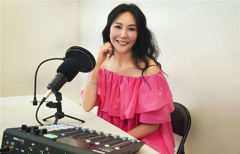 惊世夫妻合体！王世均自豪“很会选女人”洪晓蕾甜笑频点头 时尚资讯 图2张