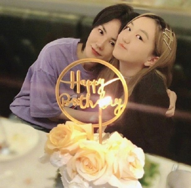 王菲15岁女儿拎上万令吉名牌包！ T恤写满脏话秀大长腿 娱乐资讯 图1张