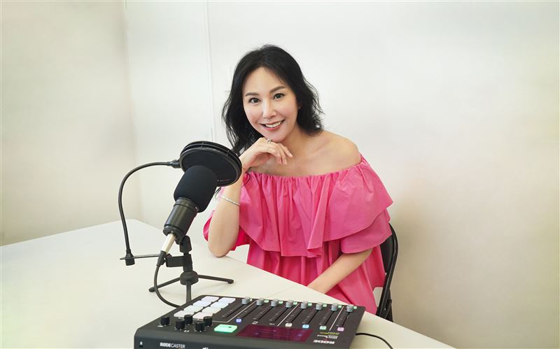 惊世夫妻合体！王世均自豪“很会选女人”洪晓蕾甜笑频点头 时尚资讯 图3张