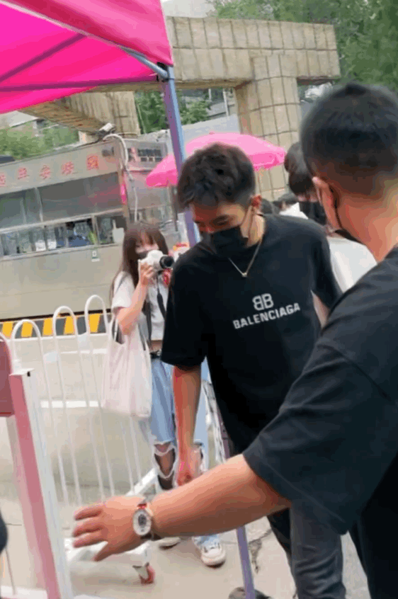 丁程鑫北电报到 由学长焉栩嘉接入校！一张图证明：快速融入校园生活~ 娱乐资讯 图3张