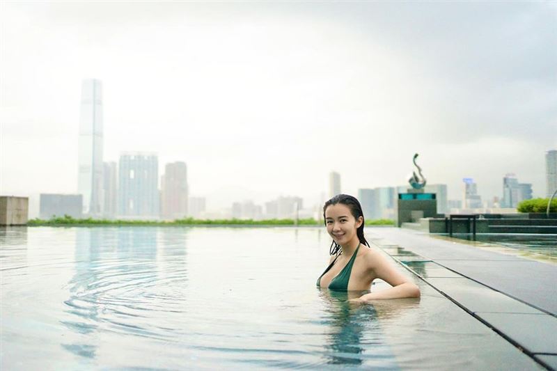 独家／不藏了！十优港姐美胸泳装“正面解放”一转身全辣晕 时尚资讯 图6张