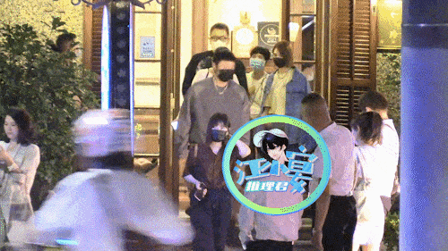 曾被曝同城分居！ 李荣浩、杨丞琳罕见街边放闪...紧牵双手转身相望 娱乐资讯 图3张