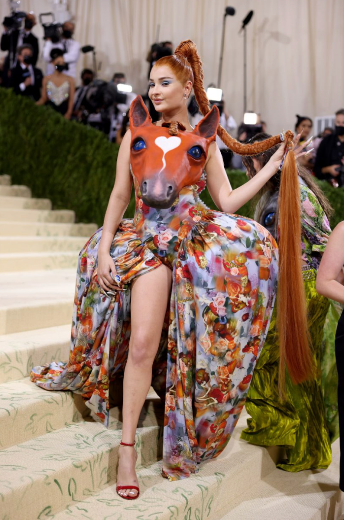 Style｜最狂时尚红毯Met Gala！马头、金色圣斗士、超大帽子都来了！ 更多热点 图1张
