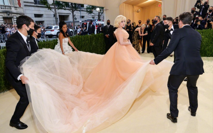 Style｜最狂时尚红毯Met Gala！马头、金色圣斗士、超大帽子都来了！ 更多热点 图9张