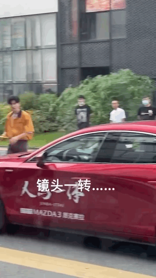 表情包再+1！ 当王嘉尔看到镜头不拍自己...尴尬表情笑疯全网！ 娱乐资讯 图2张