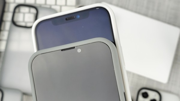 News I 别再说毫无新意了！iPhone 13 刘海大幅度缩小，变更好看了！ 更多热点 图2张