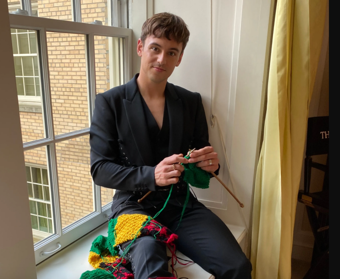 Style｜Tom Daley去到Met Gala还在打毛线？穿Moschino亮相红毯！ 更多热点 图4张