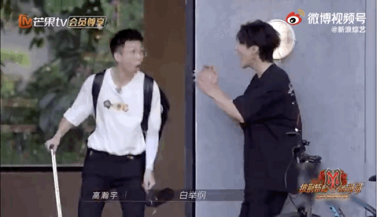 幼稚鬼高瀚宇上线...躲墙后吓唬哥哥们！ 梁汉文被吓的反应超好笑 娱乐资讯 图3张