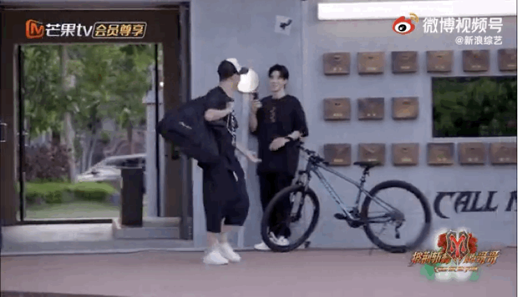 幼稚鬼高瀚宇上线...躲墙后吓唬哥哥们！ 梁汉文被吓的反应超好笑 娱乐资讯 图4张