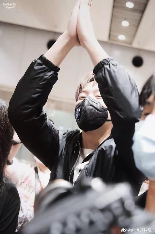 凌晨现身机场仍引暴动！余景天被迫亲自维持秩序 无奈开口求粉丝 娱乐资讯 图1张