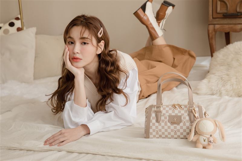 秋季百搭包款！“焦糖奶茶色”最中女孩心　珍奶兔兔萌到翻 时尚资讯 图2张