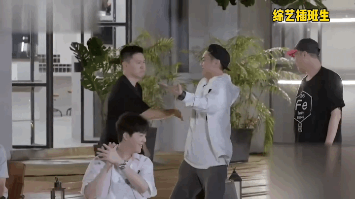 欧阳靖补位回归...哥哥们的反应让人超感动！ 陈小春吃醋了 娱乐资讯 图6张