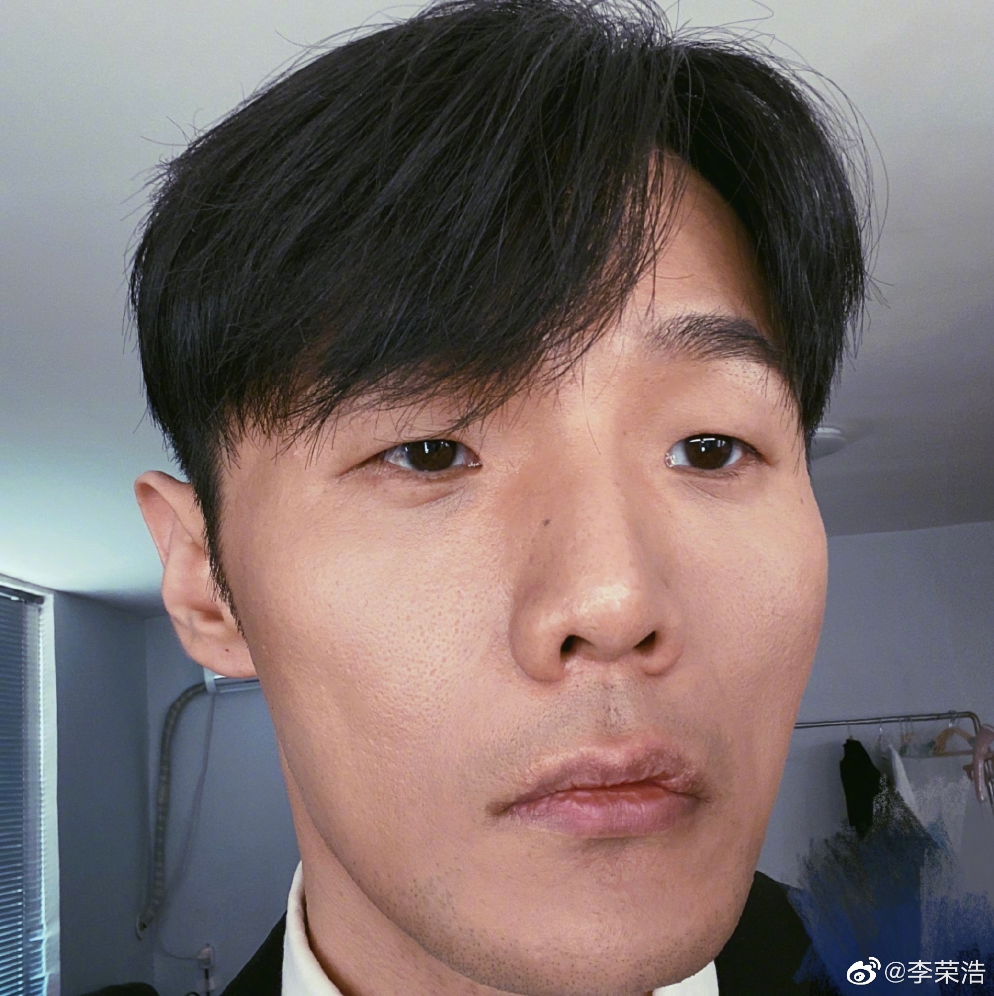 李荣浩晒怼脸自拍照庆出道8周年！ 粉丝不忍了：吓死我了 娱乐资讯 图1张
