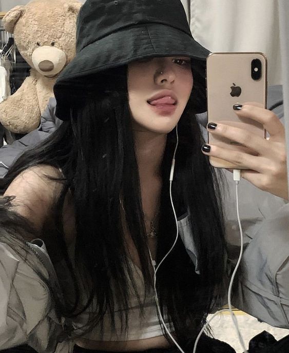 心理测验 I 6种自拍姿势习惯，说明你在朋友眼里的印象是…… 更多热点 图1张