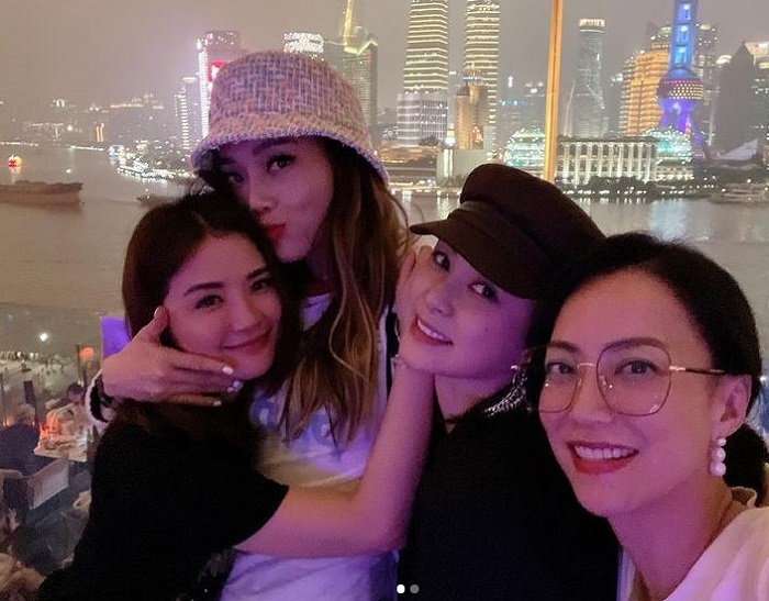 心理测验 I 6种自拍姿势习惯，说明你在朋友眼里的印象是…… 更多热点 图2张