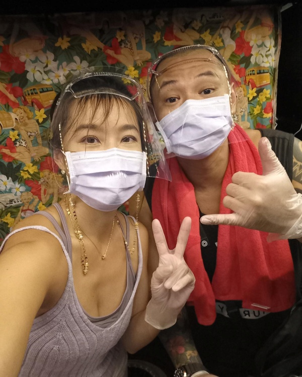 金刚和女友卖鸡翅遭嫌贵！强调：食材都是真材实料 娱乐资讯 图1张
