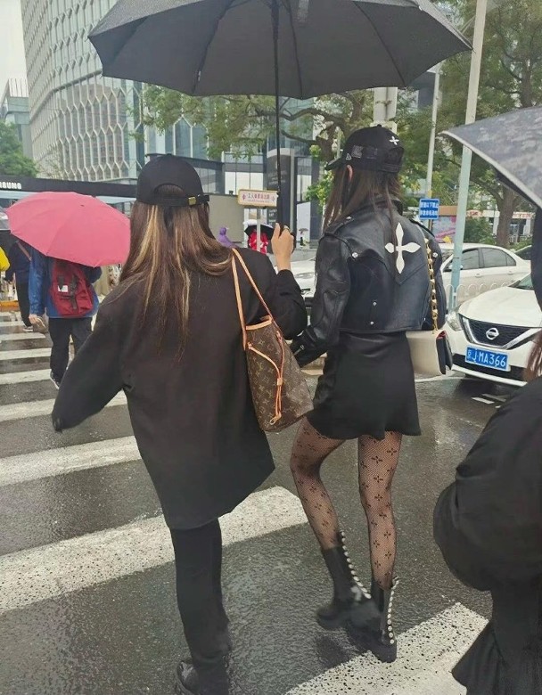 关晓彤造型再撞车！穿上黑丝袜被批“老土”浪费好身材 娱乐资讯 图4张