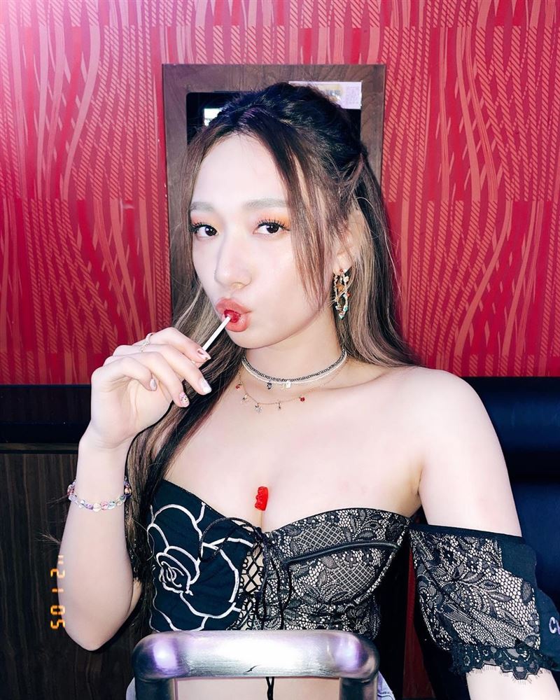 吴卓源坏掉了！中秋节“乡民老婆”胸前海沟黏软糖　网傻眼 时尚资讯 图3张