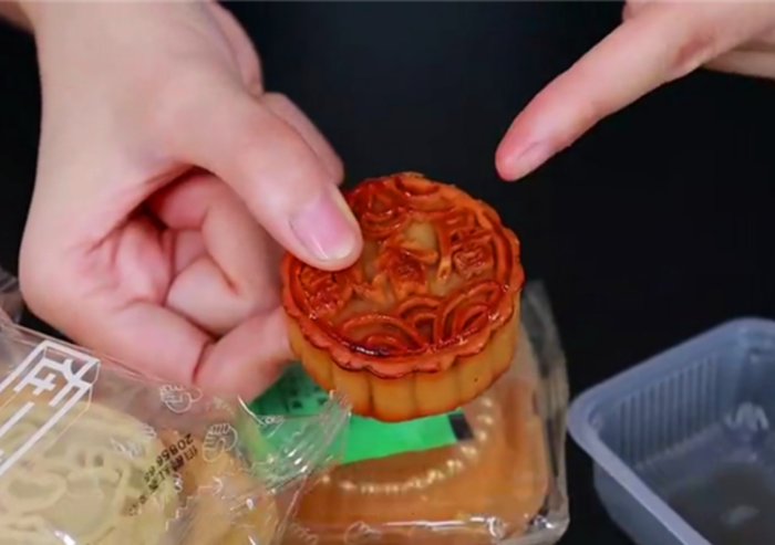 Tips｜不收冰箱会发霉？中秋月饼吃不完就该这样收！ 更多热点 图1张