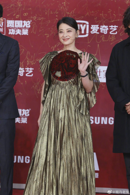 【北影节开幕】红毯比美！周冬雨低胸礼服现身...不敌Angelababy胸前大爱心抢眼 娱乐资讯 图10张