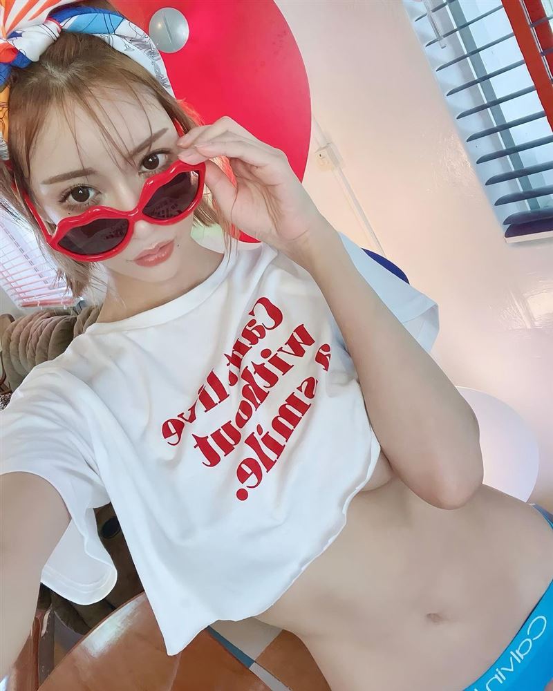 传奇D槽女神辣泄夏日风！明日花包不住双球　网：月亮全貌 时尚资讯 图3张
